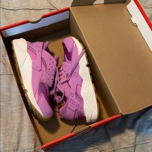 Nike Huarache Run purple sneakers